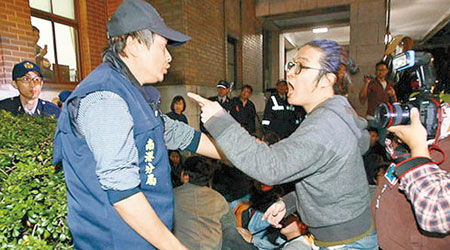 示威者衝擊行政院時與警方推撞。（互聯網圖片）