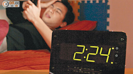 晚上至凌晨一兩點是無聲電話高峰期，不少人飽受無聲電話滋擾之苦。（設計圖片）