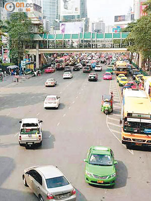 曼谷central world、Siam Paragon商場等旅遊熱點，再不見有示威活動。