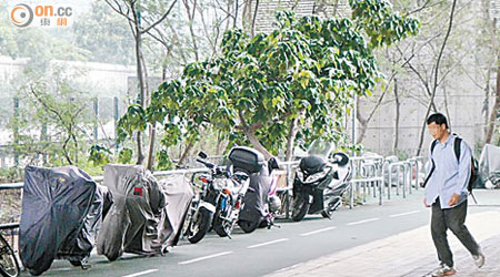多輛電單車於達東路一段單車徑違泊，警方被指執法不力。