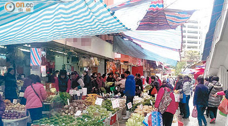 菜販的貨物佔泰半行人路，行人難以通過。