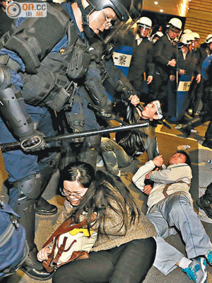 防暴警強行扯走在行政院區內靜坐的學生。