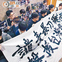 有民眾發起遊行抗議台灣暴力鎮壓。（潘思維攝）