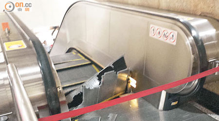 肇事扶手電梯的梯級爆裂損毀。（讀者提供）