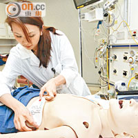 按部就班使用AED<br>步驟1︰在病人兩邊胸口貼上電極片