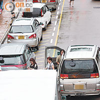 白牌車問題在本港時有所聞，過去曾有人利用七人車載客穿梭中港兩地。