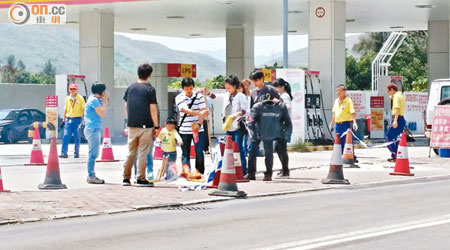 家人帶同死者兒子，以及嘉洛生前最喜愛的黑色「戰衣」在現場路祭。（譚珮蓮攝）