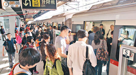 不少乘客均不滿港鐵故障頻仍但又年年加價。