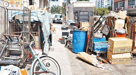 上鄉道有回收店在行人路擺放大量雜物，對道路造成嚴重阻塞。