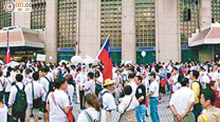 白色正義聯盟在台北車站外集會，要求佔據立院的民眾立即解散。