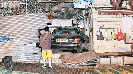 整輛房車衝入燒臘店內，店舖損毀嚴重。（馮戈攝）