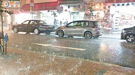 荃灣區冰雹有如大雨灑下。（讀者提供）