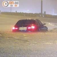 青山公路水浸，水位高至淹沒半架私家車。（何力棋攝）