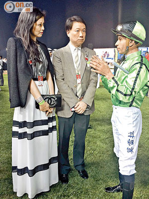 羅傑承與妻子梁芷珊，鬼祟現身杜拜，賽後與騎師莫雷拉「密斟」。