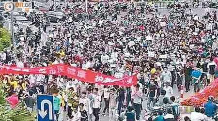 茂名大批民眾連日上街抗議PX項目。（讀者提供）