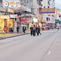 馬頭圍道地陷封路，車輛不能通過，有學生乘機橫過馬路。（梁志雄攝）