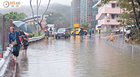 連場豪雨令去水系統備受考驗，多處地方水浸。（資料圖片）