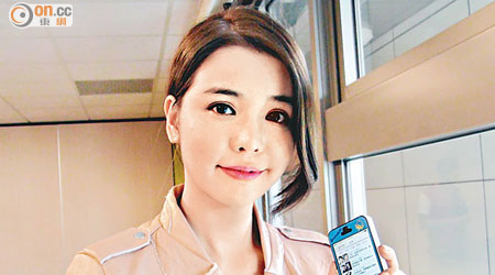 演藝界女子組合Dream Girls成員李毓芬盛讚「東網台灣」App十分方便，可以同步接收到台港與國際新聞。