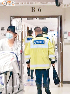 警員到醫院擬向受傷新加坡女子錄口供。（陳桂建攝）