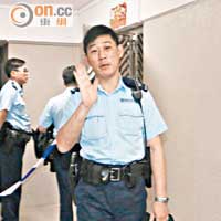 警員到案發單位調查。