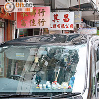 七人車的車頂被墮樓印度婦壓毀。（黃永健攝）