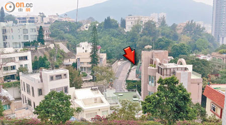 香港渣甸山居民協會（箭嘴示）位處半山優越地段，附近有山坡。（朱先儒攝）