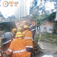 事發後山坡頂鬆軟的泥地無法承受吊臂車的重量，消防員只能改用人手及小型吊臂車搬開瓦礫。