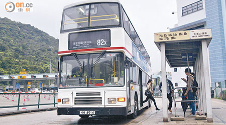 沙田區巴士路線重組計劃涉及三十多條巴士線，其中建議將82X和84M兩線合併。（伍鎮業攝）