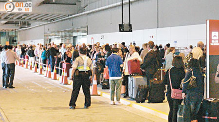 郵輪碼頭的士站一度出現千人等候的士，遭旅客狂轟交通安排混亂。