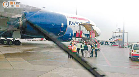 赤鱲角機場前日發生客機與樓梯車碰撞事故。（讀者提供）