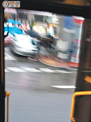 一輛城巴行車時疑「中門大開」，令乘客受驚。（讀者提供）