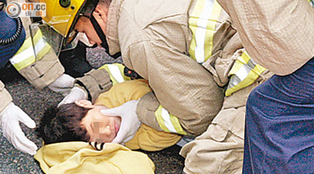 消防員為受傷男童急救。（左錦鴻攝）