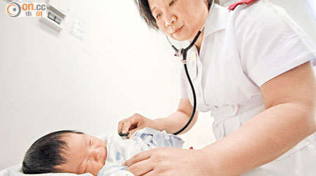 威爾斯親王醫院現由具相關護理知識的護士跟進新生嬰兒黃疸個案。（梁鵬威攝）