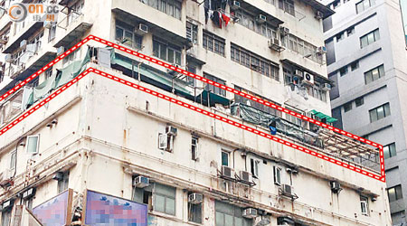 涉事舊樓平台整層皆布滿僭建物（紅框示）。