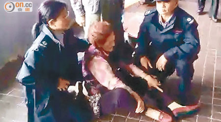 被撞跌受傷的老婦坐在地，痛極呼叫。（讀者提供）
