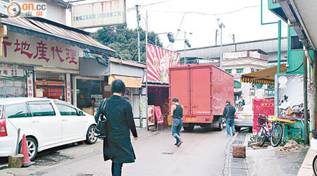 藍地大街大部分路段皆無區分行人路與車路，經常出現人車爭路。