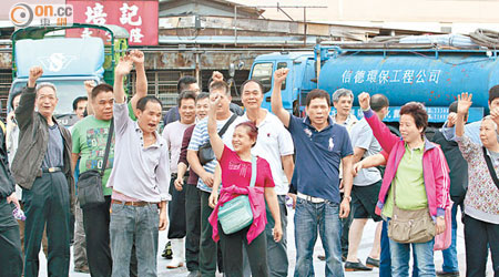 家禽零售及運輸業界議決，下周一起停市，直至內地活雞恢復進口。（羅錦鴻攝）