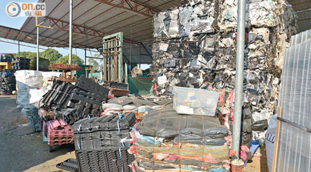 港府擬以配對基金形式資助回收商，提升玻璃等物料棄置量，減輕堆填區負荷。（資料圖片）