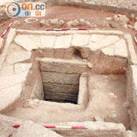 考古專家發掘出結構良好的方形古井，屬全港首次，專家希望原址保留。