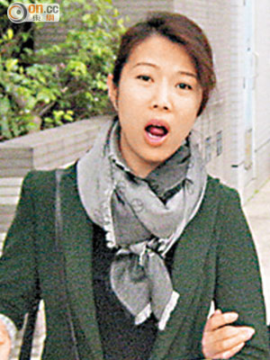 女被告陳沅喬認罪判罰款後，由朋友陪同離開。