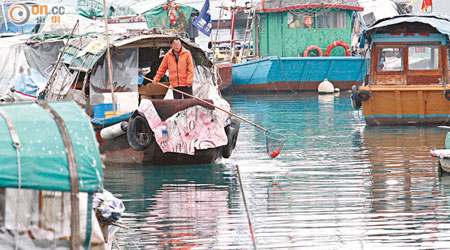 銅鑼灣避風塘<br>本報記者巡視多區發現不少海上清潔工沒有穿着救生衣。
