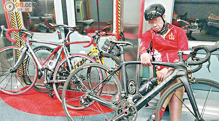 有單車友攜帶單車登上港鐵但並無拆除頭轆，被質疑違反港鐵規定。