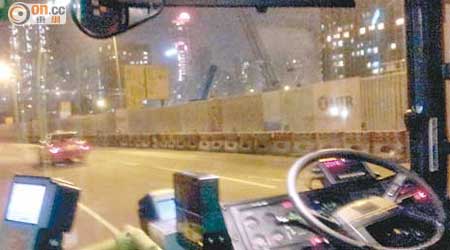 停泊在西九龍高速公路旁的巴士，司機座位空無一人。（讀者提供）