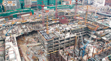 高鐵西九總站石層堅硬增添鑽挖困難，令建造工程受阻。（黃仲民攝）