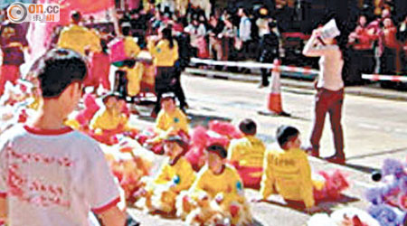 幼童列受薪<br>香港龍獅節被揭發把學童也計作有薪表演者，有篤數誇大創造職位數量之嫌。