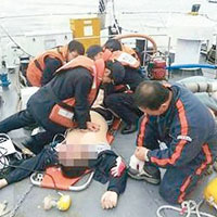救援人員為一名乘客進行心肺復甦法。（互聯網圖片）