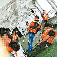 歲月號下沉時，有人拍得船上乘客在嚴重傾斜的甲板上等待救援。（互聯網圖片）