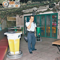 警員在遭爆竊酒吧現場調查。