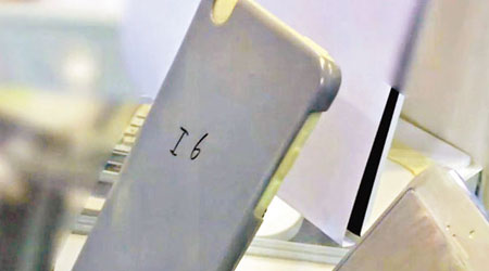 日本科技網站在本港春季電子展發現有參展商展示iPhone 6樣板機及機殼。（互聯網圖片）
