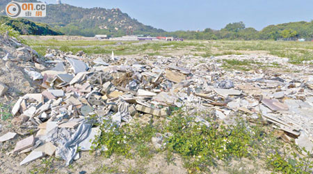 李少文說早已發現篤尾涌遭人棄置水泥等建築廢料。